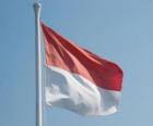 Индонезия флаг на флагштоке, состоящий из двух полос одинакового размера, верхняя является красный и белый нижней